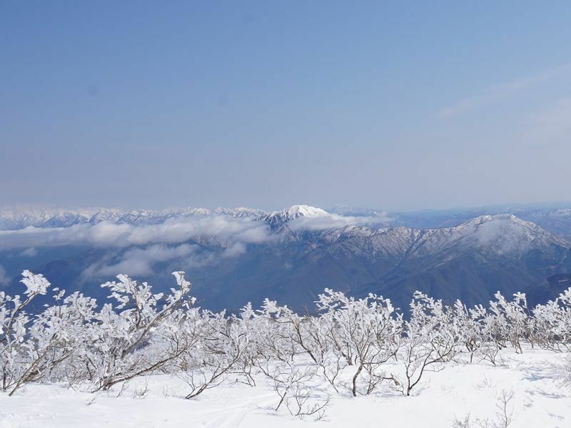 平地は早春の３月、雪まだ深き福井の山々。