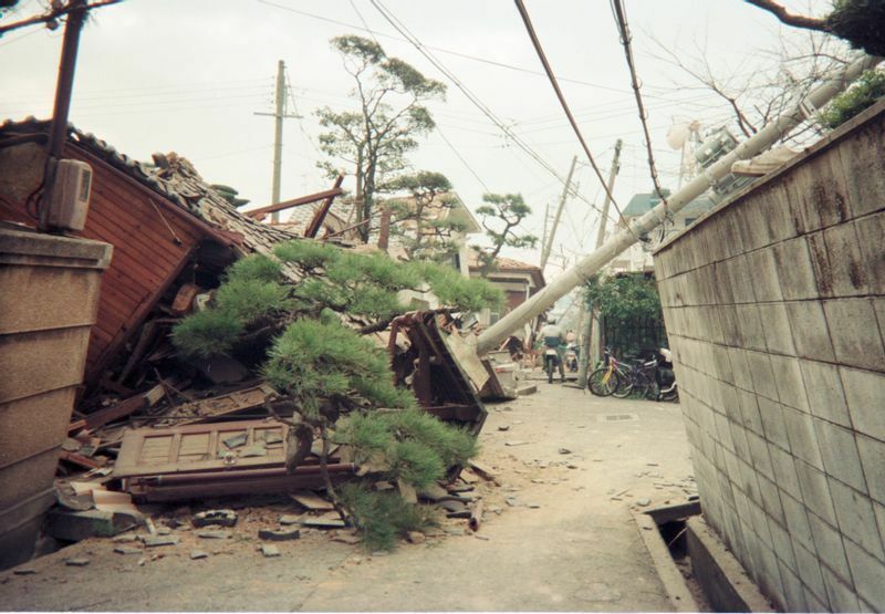 阪神淡路大震災では倒壊した家屋が道をふさぎ瓦礫が散乱しました