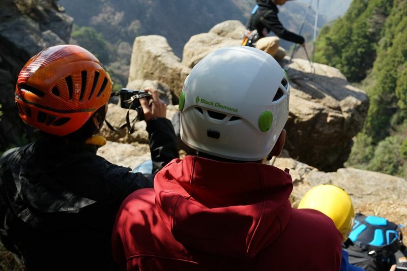 カラフルで機能的な登山用ヘルメット