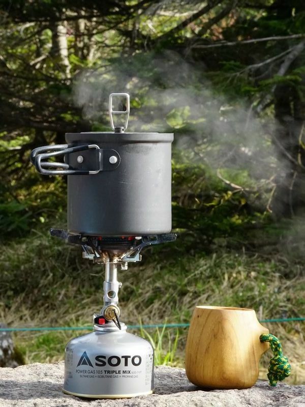 一人用の超コンパクトな登山用コンロ、家庭にある鍋を載せる場合は特に鍋を安定させることに注意してください。一番多い事故は火傷なのです。