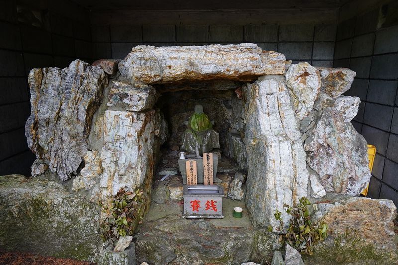 修験者が歩いた険しい山道にはある祠