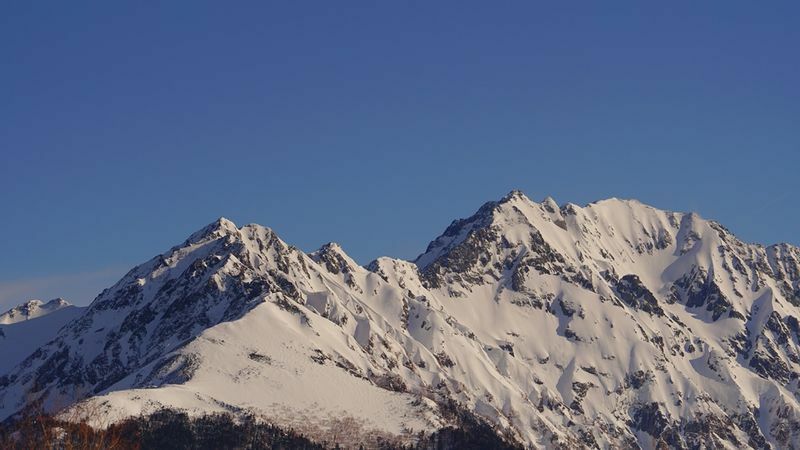 ３月の西穂高岳から奥穂高岳の山並み、標高２５００ｍを超えるアルプスの山々は冬山です。