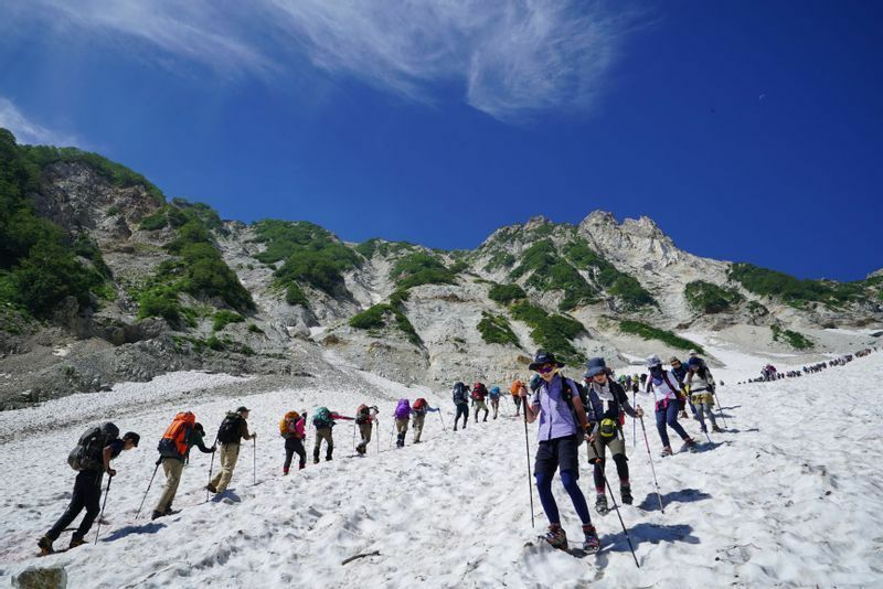 ８月の白馬大雪渓　硬く締まった雪と程よい傾斜が続く雪渓に使いやすいのもチェーンアイゼンです。