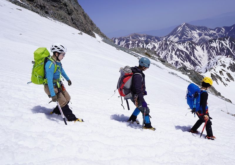 春の雪山 下山する時間帯は雪は特に柔らかくなります。絶えずスリップする状態での下山は疲労を倍増させ怪我に結び付きやすいものです。