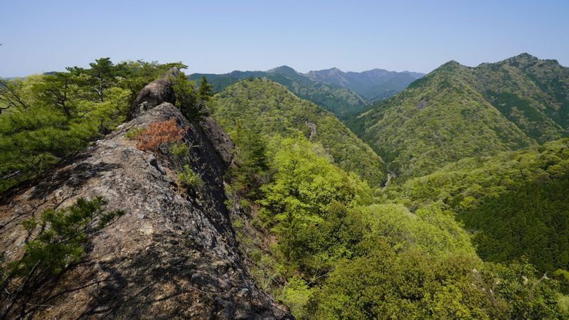 標高が低くても岩山の低山はそこかしこ。姫路明神山にて