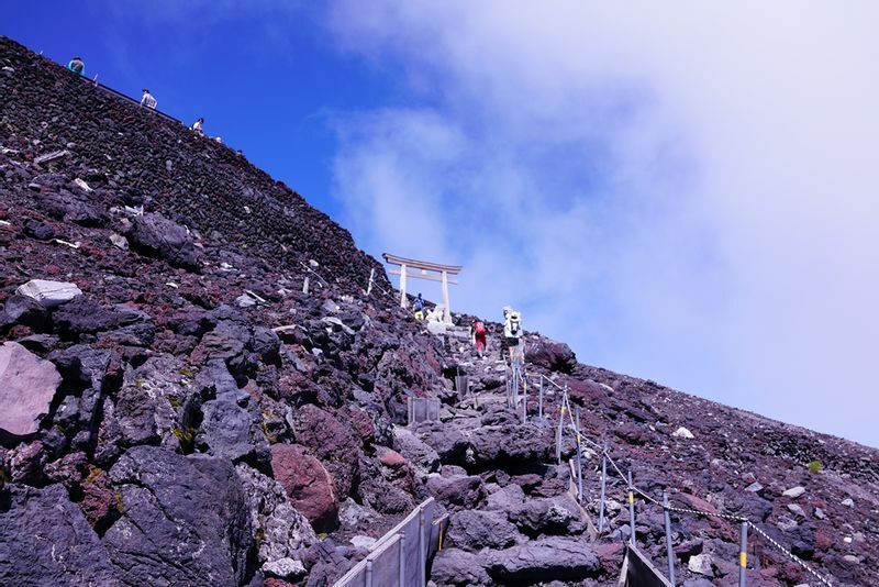 富士山頂上直下、もうすぐ頂上だけれど下りも長い！　＊記事中の写真は筆者が撮影