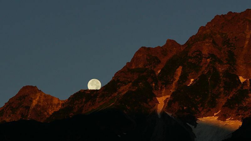 穂高の峰と沈む満月　＊記事中の写真は筆者が撮影　