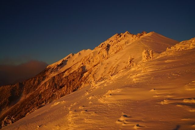 陽が暮れ行く北アルプス西穂高岳　※写真はすべて筆者が撮影