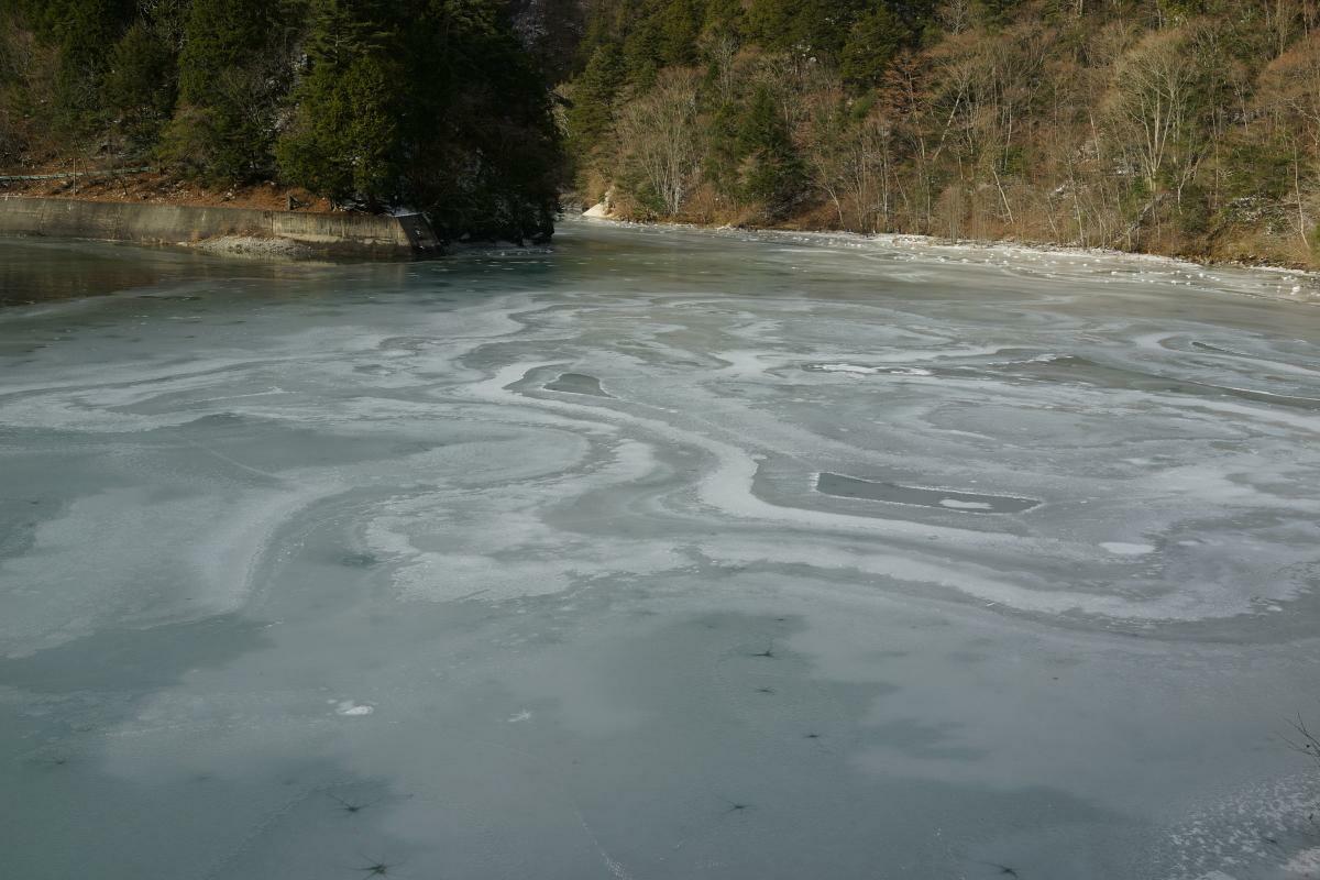 私たちの飲み水、発電に重要な役割を果たすダムも厳冬期には氷で覆われます　※写真はすべて筆者が撮影