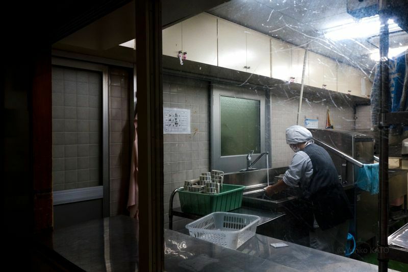 介護施設の厨房や配膳で活躍した男性は、利用者や職員の誰からも好かれていたという（2019年11月、熊本県内、加藤順子撮影）