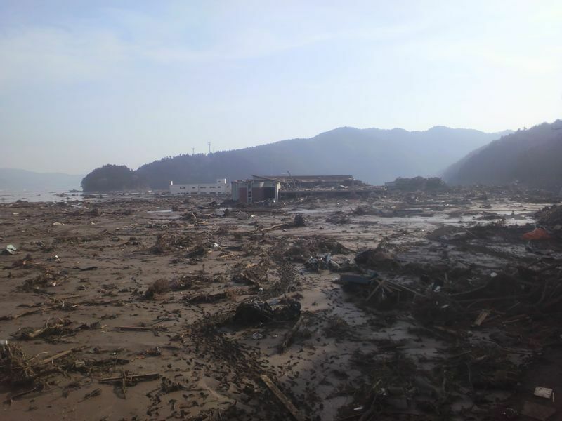 遺族がようやくたどり着いた大川小の校舎は泥に没していた（2011年3月14日 只野英昭さん撮影）