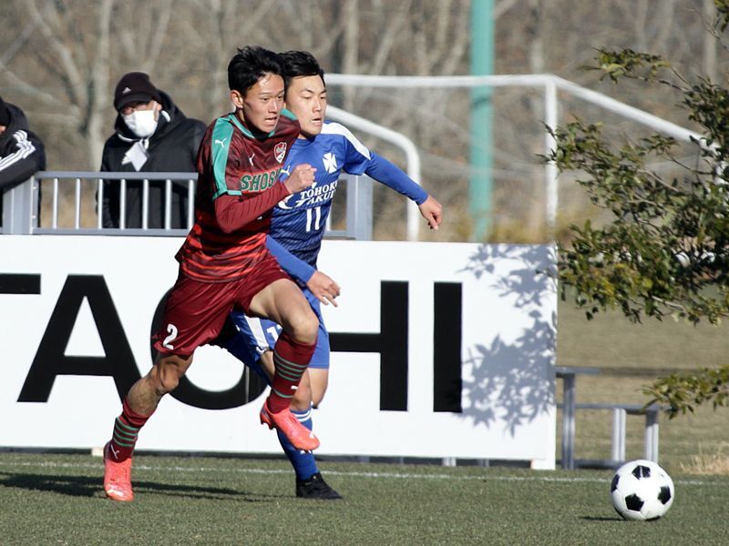 決勝戦。尚志DF鈴木大翔と東北学院FW野木夢翔が激しく競り合う。日本サッカー協会関係者やJリーグ、大学のスカウトも多数来場して選手たちの奮闘を見守った（写真：川端暁彦）