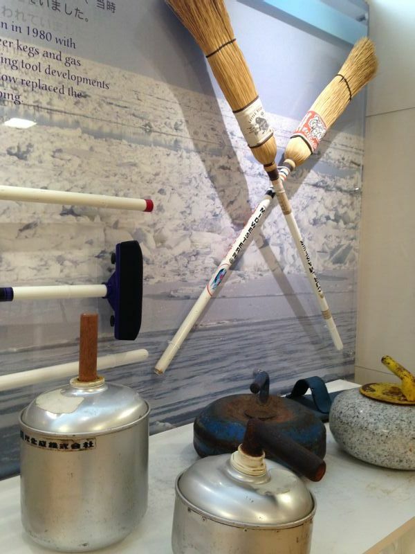 常呂町のカーリングホールに展示されている草創期の道具（著者撮影）