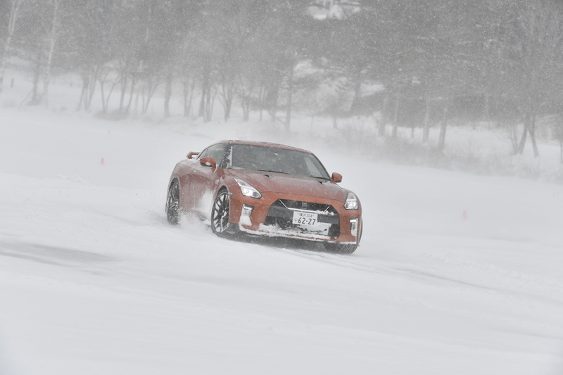 氷上でも操る楽しさを存分に提供する日産GT-R。（写真提供：日産自動車株式会社）