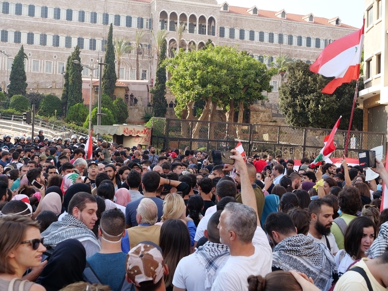 ベイルート中心部にある政府庁舎の前の広場に集まった市民のデモ＝１９日、川上泰徳撮影