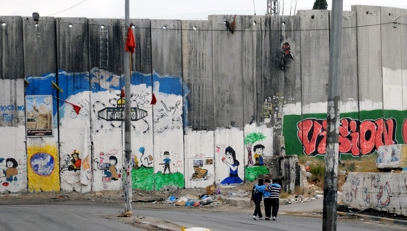 トランプ構想でパレスチナ国家が置かれるとされた東エルサレムのアブディスにある分離壁　photo by Seiko Kawakami