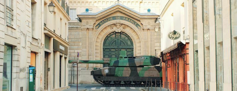 『天国にちがいない』の一場面。パリの主要な通りを走る戦車。