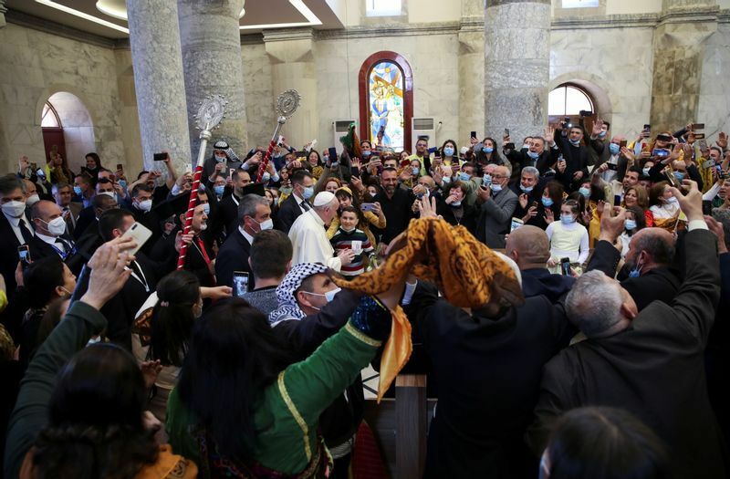 イラク北部カラコシュの教会を訪れ、キリスト教徒と交流するフランシスコ教皇