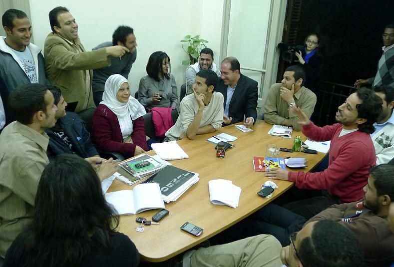 エジプト革命の後、反政府デモを主導した若者組織が集まった若者革命連立評議会ができて、毎日会合が開かれた＝2011年３月、カイロで、筆者撮影.
