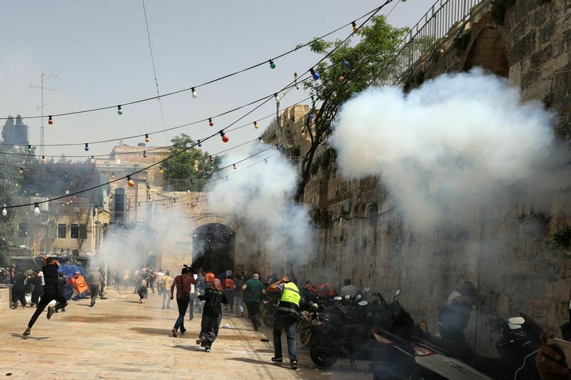 エルサレムのイスラム聖地アルアクサ―・モスクの脇で続くパレスチナ人とイスラエル警察の衝突