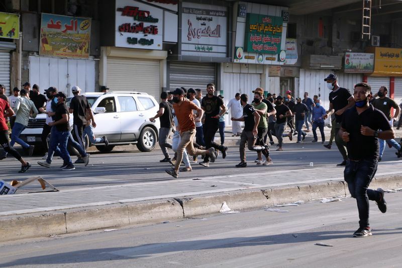 １１月５日、バグダッドであったシーア派民兵組織の支持者が行ったデモと治安部隊の衝突で、逃げるデモの参加者。デモ隊に２人の死者が出たとされる