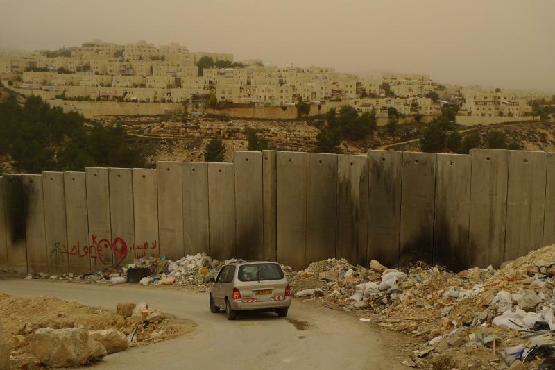 ヨルダン川西岸にイスラエルが建設した分離壁。分離壁の向こうの丘の上に見えるのはユダヤ人入植地（川上泰徳撮影）