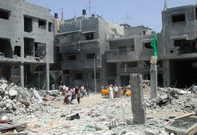 ハマスの軍事指導者を暗殺したイスラエル軍の１トン爆弾で更地になった現場。周りのビルも損傷が目立つ＝2002年７月、川上撮影