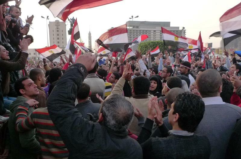 2011年2月、カイロのタハリール広場に集まり、「政権打倒」を訴えたエジプトの群衆（川上撮影）