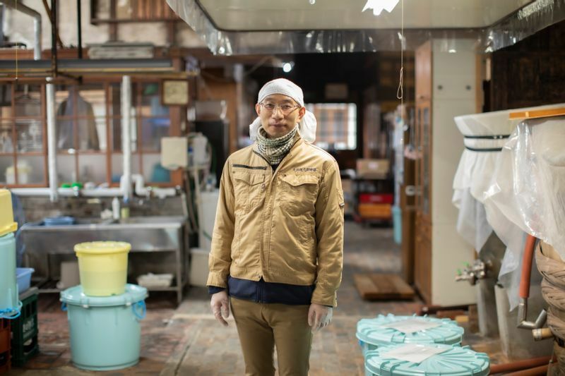 店主・太田真さん。1969年山形県生まれ。結婚を機に太田與八郎商店に入る。製造から販売まで日々醸造の仕事に携わり、伝統食と発酵文化を広めるため醸造家として奮闘中。（写真：池上勇人）