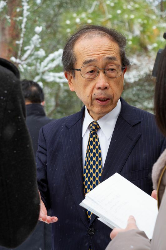 青葉神社での奉納式で取材にこたえる田中理事長