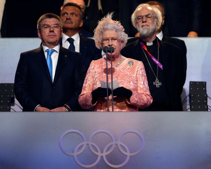 2012年ロンドンオリンピックで開会宣言を読みあげるエリザベス女王