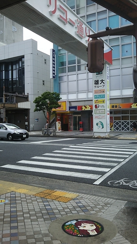 沼津市内のリコー通りに設置されていた桜内梨子のデザインマンホール（あきらさん提供）
