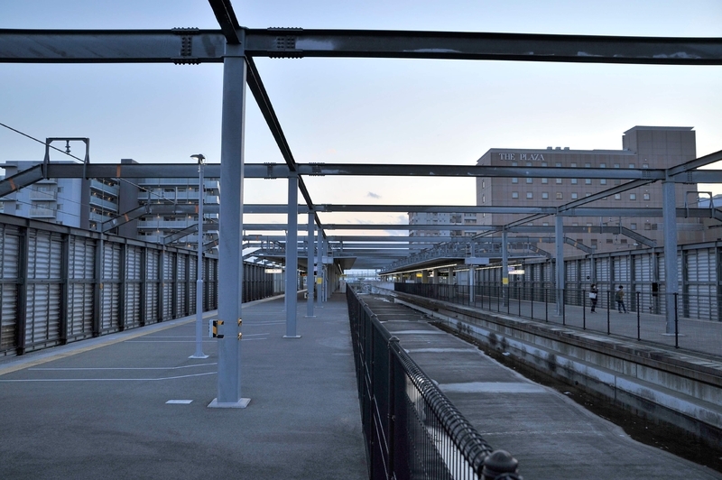 JR勝川駅のホーム。両端が中央本線として使用されており、中心が城北線乗り入れ用に確保されている