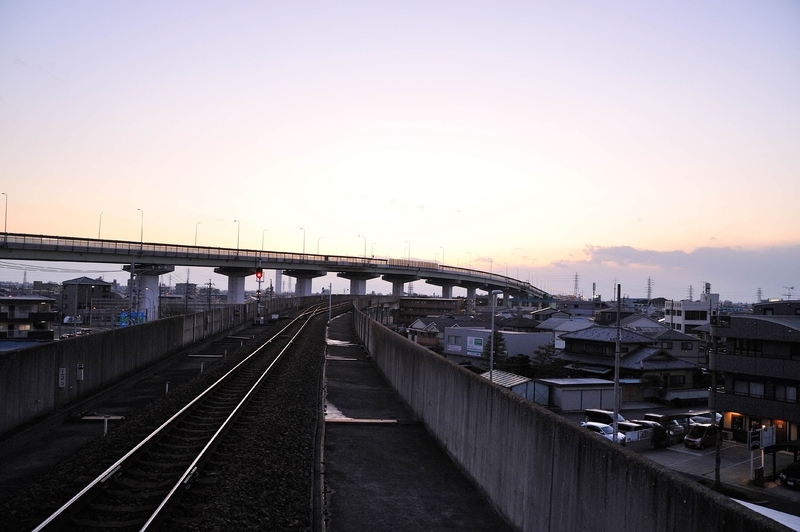 城北線が走る線路。ほぼ全線が複線になっており、大部分を名古屋第二環状自動車道と並走するが、架線がないのも特徴だ