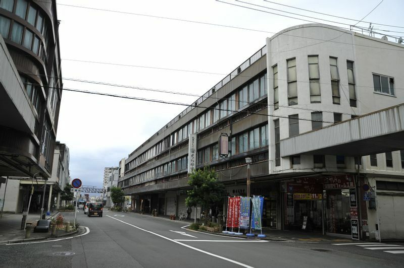市内中心部には昭和中期の建物も多く残されている