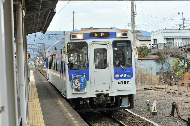 有田駅に入線する、西浦ありさのヘッドマークを搭載した松浦鉄道MR-600形