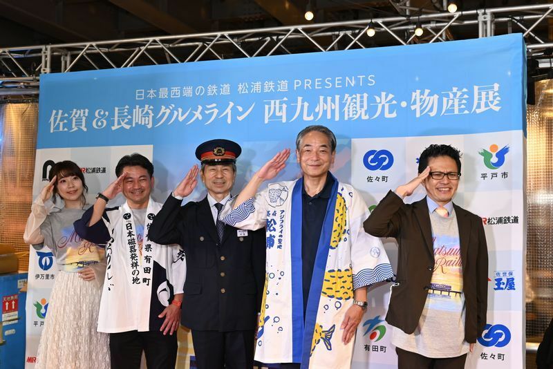 トークイベントで地産の天然アジフライの魅力を語った松浦市の友田吉泰市長（右から2番目）