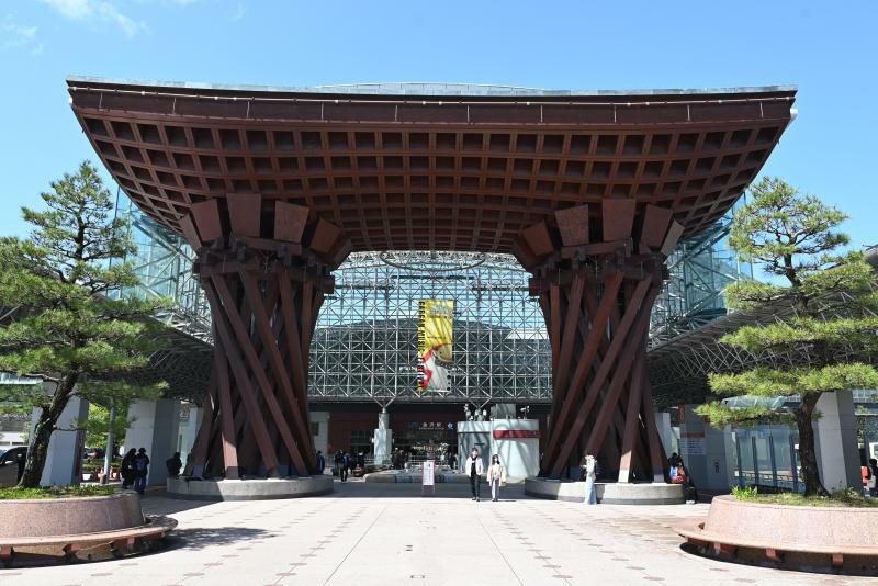 金沢駅の鼓門（つづみもん）。『蓮ノ空女学院スクールアイドルクラブ』の主な舞台の一つだ