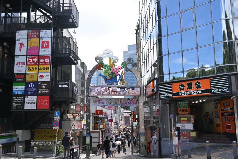 『NEXT SKY』にも登場した東京・原宿の竹下通り。海外からの観光客も多い。街を挙げた『ラブライブ！スーパースター!!』とのコラボが積極的に展開されている