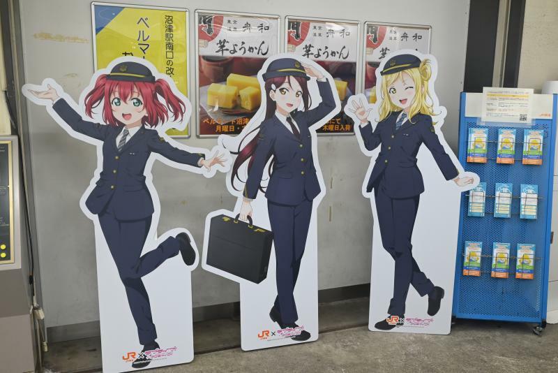 この日登壇予定だった鈴木愛奈さん演じる小原鞠莉（右）を含めた3人のキャラクターが沼津駅に設置されていた