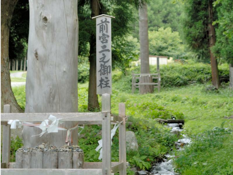 長野県茅野市にある諏訪大社上社前宮の「二之御柱」。『東方風神録』のジャケットにも使われた。右に流れる小川は「水眼の清流」。作中のスペルカード「水眼の如き美しき源泉」の元ネタともされる
