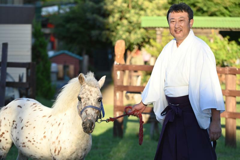 五方山 熊野神社宮司の千島俊司さん。元馬術選手で、JRA競馬学校で騎手の育成をしていた異色の経歴を持つ