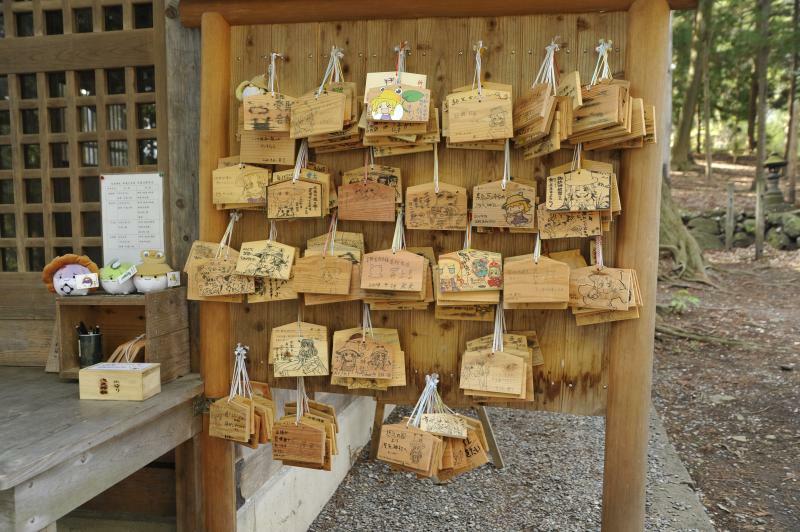 長野県岡谷市の洩矢神社に奉納された絵馬の数々。「洩矢神」という、諏訪神よりも古い土着の神を祀った地域の村社として伝わる