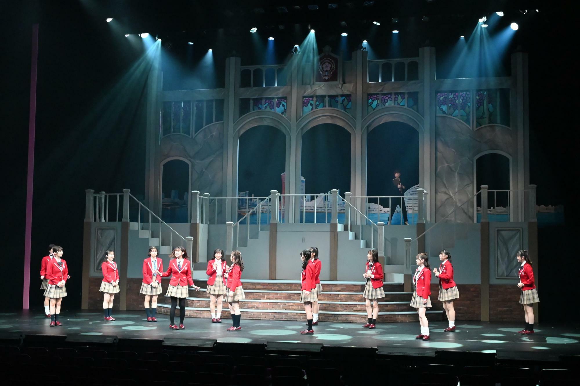 滝桜女学院高等学校を描いた楽曲「輝かしい未来」のシーン。背景も都度入れ替わる