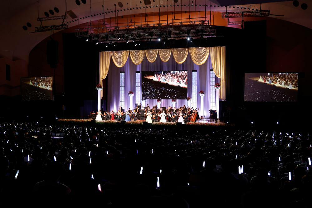 アンコールでμ'sの歌唱付きで披露された「Snow halation」。オーケストラコンサートでは異色ともいえる、白色のペンライトを振る観客が多くいた
