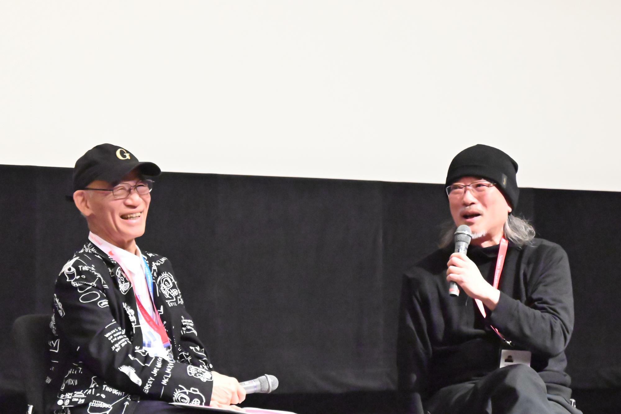第2回新潟国際アニメーション映画祭のトークイベントで対談する富野由悠季監督（左）とメカニック・デザイナーの出渕裕さん（右）