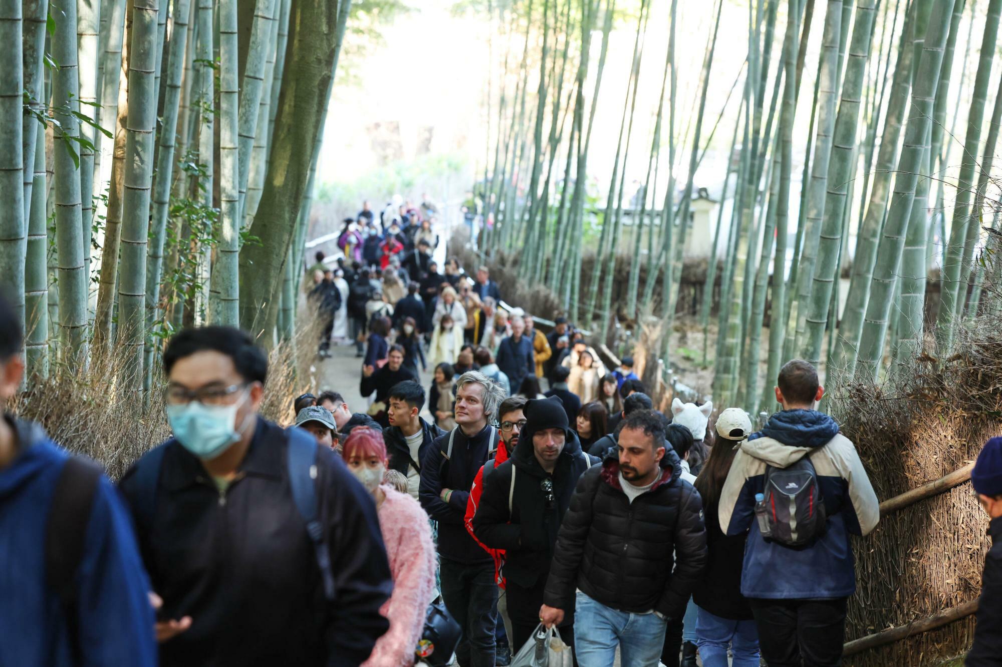 観光客でごった返す京都嵐山