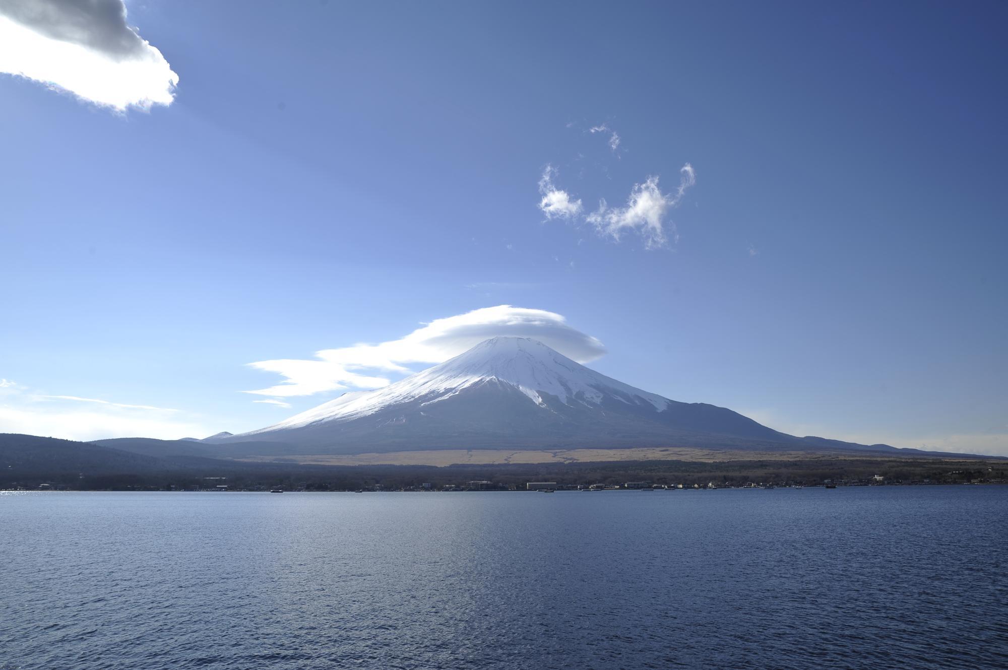 首都圏発だと、富士山は山梨県側のほうが行きやすい状況にある。写真は山中湖から見た富士山