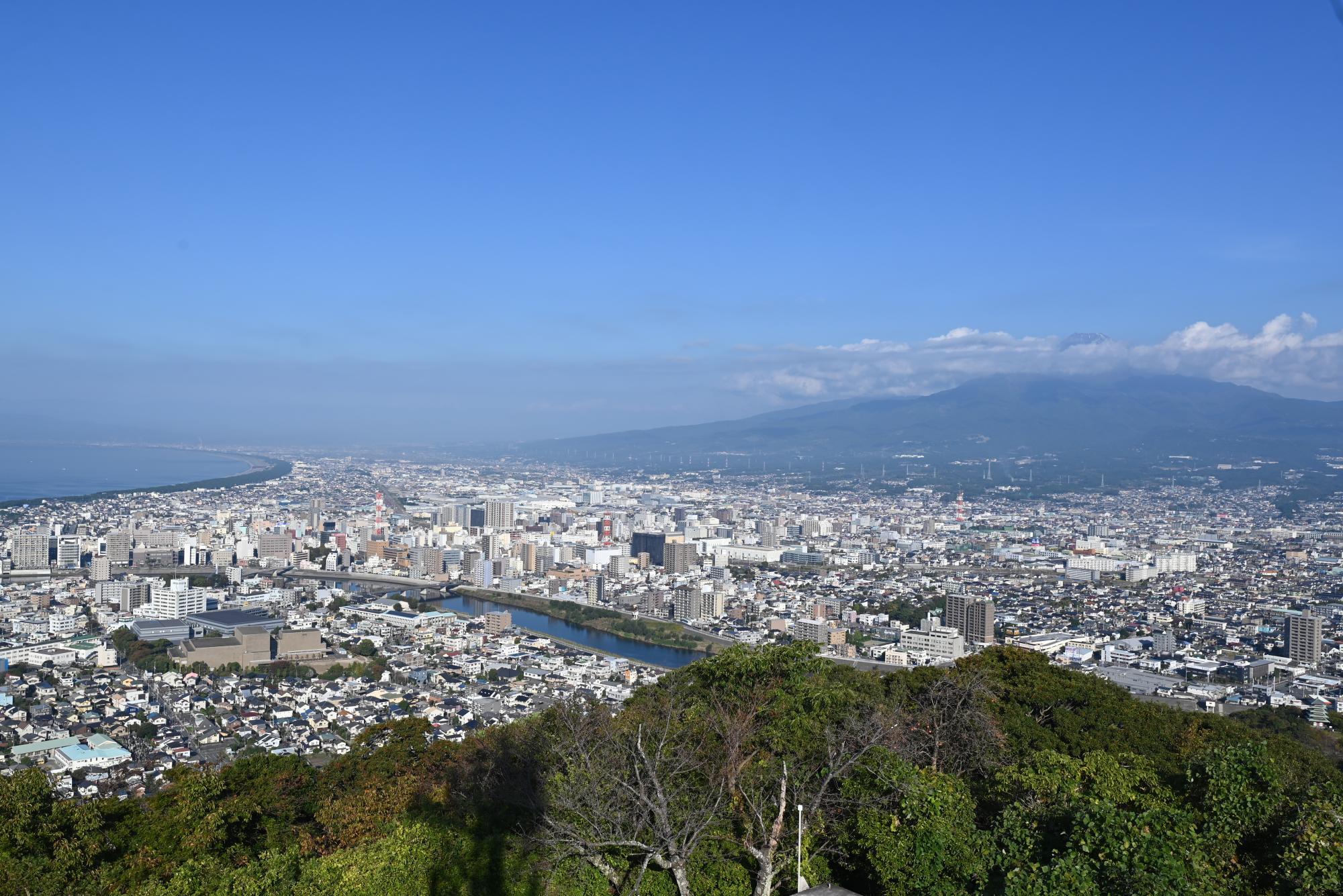 沼津市の香貫山山頂から見た沼津市街地と富士山（右奥）。静岡県側の富士山は標高差がある分、雄大に見える特徴がある