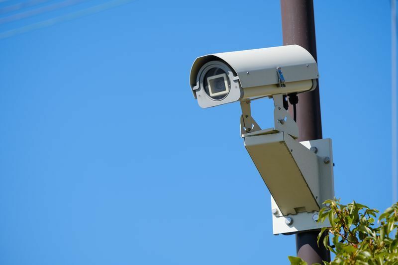 町中のいたるところに設置されるようになった監視カメラ